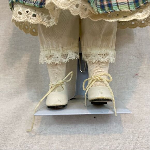 Brinns Pittsburgh Pa 1999 Collectible Porcelain Doll Appr 15” High - Picture 10 of 10